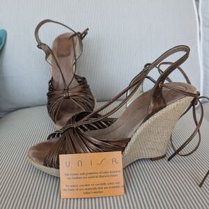 Unisa Sandals size 9 Bronze